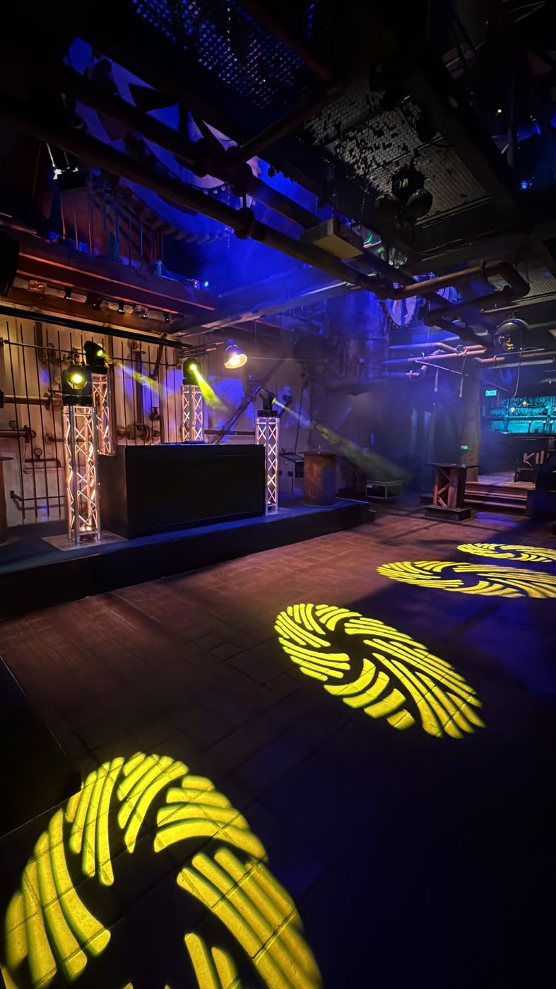 Fort Sint Gertrudis met gele gobo-projecties