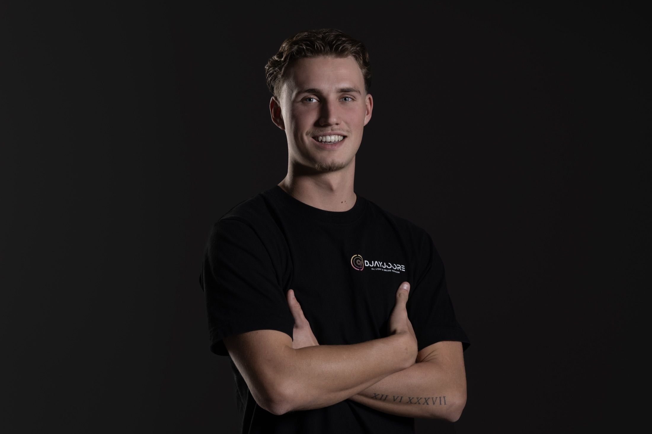 DJ Jay Joore in een zwart DJayJoore-shirt