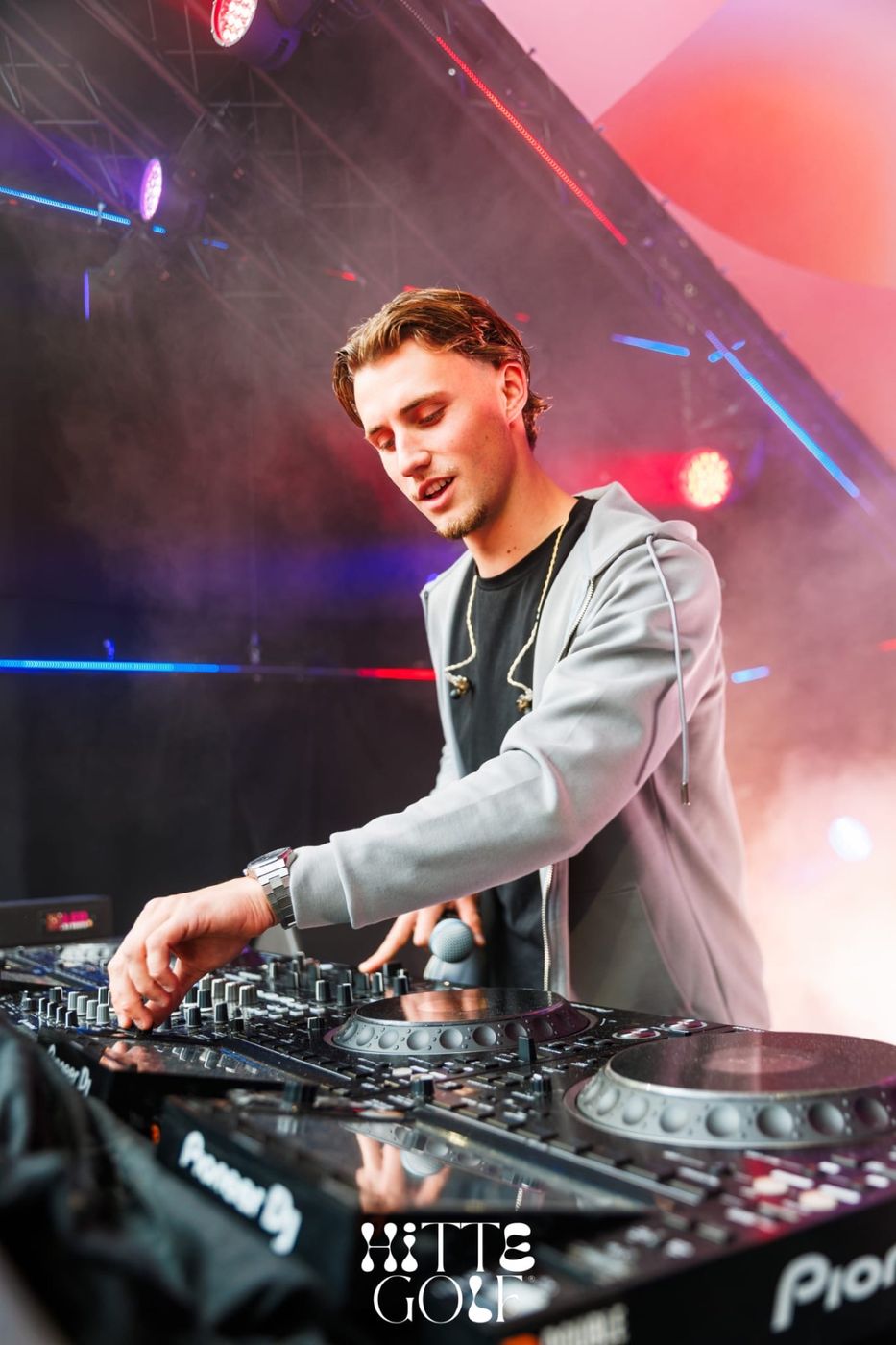 Jay achter de Pioneer-draaitafels op Hittegolf