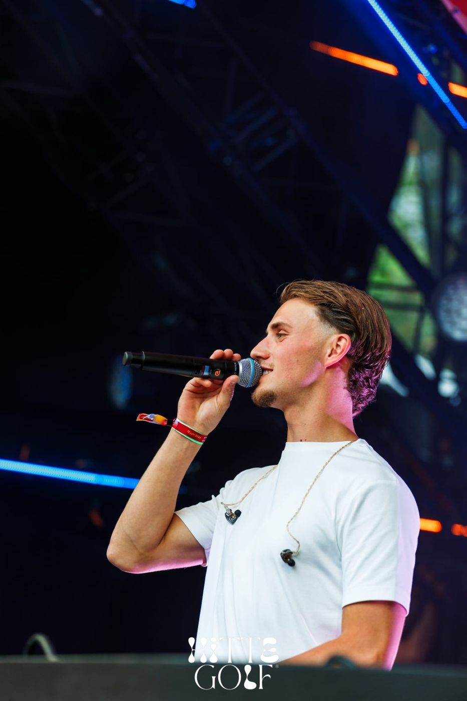 Jay met microfoon op het podium van Hittegolf