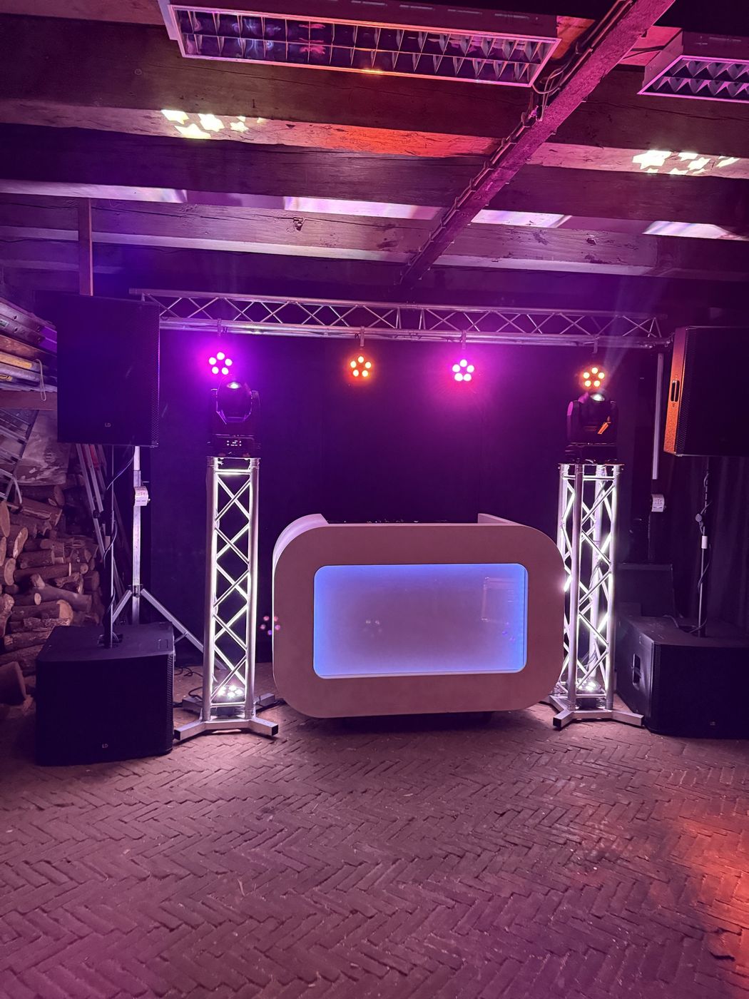 Schuurfeest met truss en paarse verlichting voor een 18-jarige verjaardag